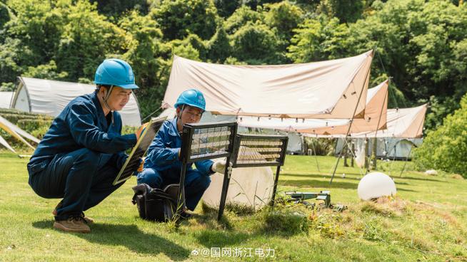 国网桐庐县供电公司员工到瑶琳镇清境山庄开展电力服务,对露营地